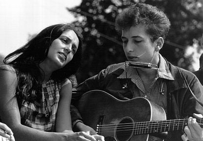 Joan Baez y Bob Dylan se conocieron a principios de los años sesenta. Aunque más tarde tuvieron un romance, en el primer encuentro Dylan intentó intimar con la hermana de Baez, Mimi, aún una adolescente. Baez era ya bastante conocida musicalmente cuando se encontró con el músico. Cuatro meses mayor que él, le transmitió, al igual que Rotolo, una conciencia social que ella ya había desarrollado con una férrea defensa de los derechos civiles. “Parecía un paleto de ciudad, con el pelo hasta las orejas y los rizos sobre la frente. Más que cantar, escupía las palabras. Era absurdo e indescriptiblemente mugriento”, cuenta Baez en sus memorias (Y una voz para cantar) de ese Dylan del comienzo.