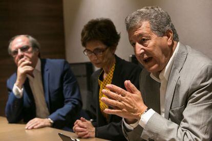 Sami Nair, Pilar del R&iacute;o y Angel Gabilondo, durante la presentaci&oacute;n