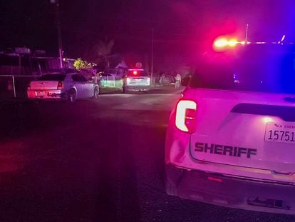Una patrulla de policía cerca del domicilio en el que se produjo el tiroteo en Gosén, en California, en la madrugada del lunes.