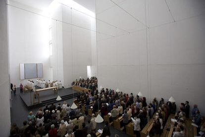 Interior de la nueva iglesia donostiarra por Moneo, durante su consagración de ayer.