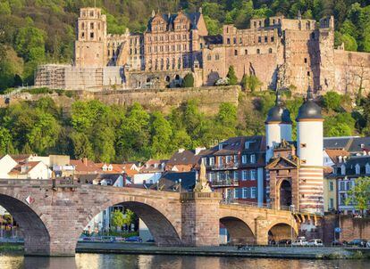 El Puente Viejo sobre el río Neckar y, al fondo, el castillo de Heidelberg (Alemania).