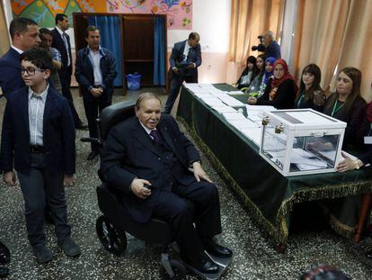 El presidente de Argelia, Abdelaziz Buteflika, vota en un colegio electoral durante las sextas elecciones legislativas, en Argel