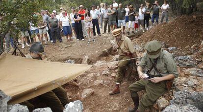 Vecinos de Abánades asisten a la recreación de una trinchera republicana excavada por el CSIC.