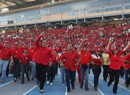 Hugo Chávez, durante el acto de apoyo al candidato del Partido Socialista Unido de Venezuela (PSUV), Adán Chávez, en el estado Barinas (Venezuela), de cara a las elecciones locales y regionales del próximo 23 de enero.