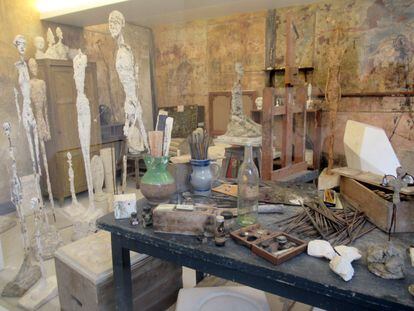 Recreación del estudio del escultor italiano Alberto Giacometti en el Instituto Giacometti de la capital francesa. 