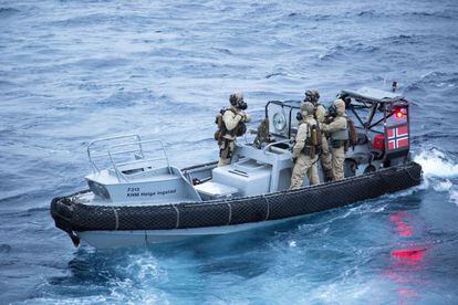 >Marinos noruegos durante un ejercicio en diciembre de 2013 previo a su colaboración en la destrucción de armas químicas sirias.