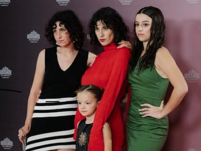 Elena Martín, en el centro de rojo, en la presentación de su película en la Quincena en Cannes.