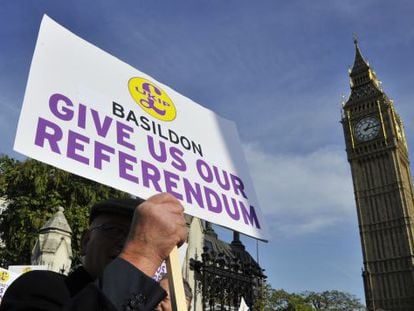 Manifestaci&oacute;n contra la UE ante el Parlamento de Londres en 2011. 
