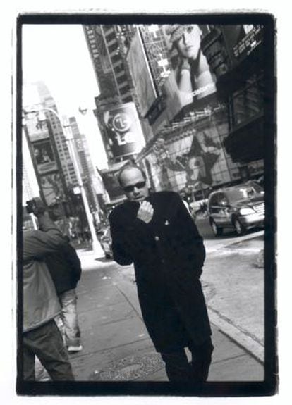 Retrato de Richard Prince en Times Square, Nueva York (2005).