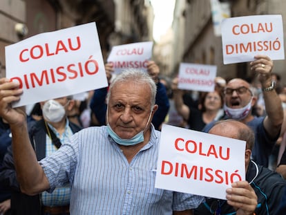 23/09/21 Protesta vecinal contra la alcaldesa Ada Colau en los exteriores de la plaza Sant Jaume perimetrada por la policia.
Pregon de las fiesta de la Merce con la activista vecinal Custodia Moreno como pregonera. Barcelona, 23 de setiembre de 2021 [ALBERT GARCIA] 
