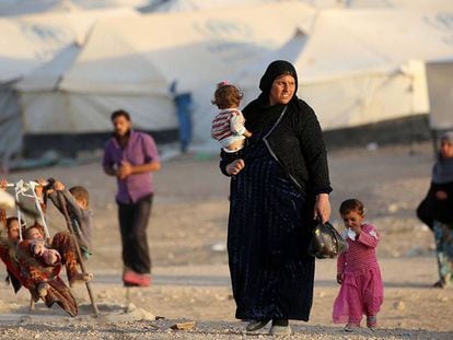 Civiles iraquíes huidos de los combates en Mosul, en un campo de desplazados.