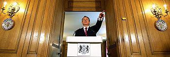 El primer ministro británico, Tony Blair, comparece ante la prensa en el número 10 de Downing Street, en Londres.