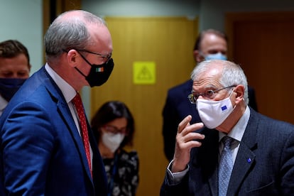 El jefe de la diplomacia europea, Josep Borrell, con el ministro de Exteriores irlandés, Simon Coveney, durante el Consejo.