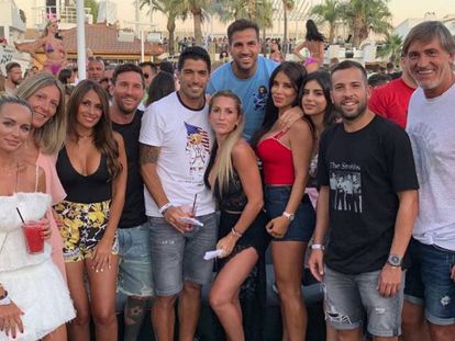 Leo Messi, Luis Suárez, Cesc Fábregas y Jordi Alba con sus mujeres y amigos en Ibiza.