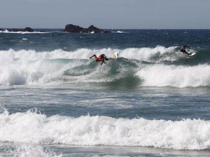 El veterano surfista Fernando Adarraga, ayer sobre las olas de la playa de Pant&iacute;n, en el ayuntamiento coru&ntilde;&eacute;s de Valdovi&ntilde;o.