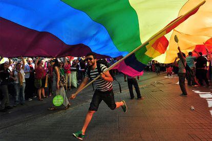 Un activista con la bandera del arcoíris, ayer, en la celebración del Orgullo en Estambul.