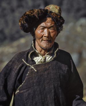 Un sherpa de Tengboche, en la región del Khumbu (Nepal) vestido con la tradicional 'chhuba'.