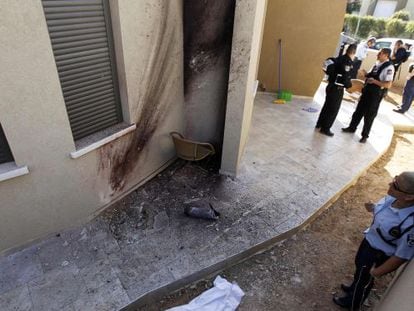 Un polic&iacute;a israel&iacute; mira los da&ntilde;os causados por un cohete en Sderot, en marzo