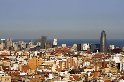 Vista de Barcelona, amb la torre Agbar a la dreta.