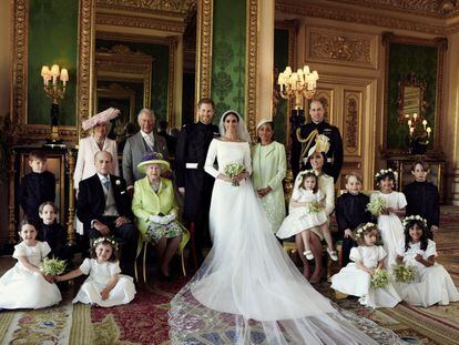 El duque y la duquesa de Sussex posan para la foto oficial en The Green Drawing Room del Castillo de Windsor. De izquierda a derecha: Jasper Dyer, la Duquesa de Cornwall, el Príncipe de Gales, Doria Ragland, el Duque de Cambridge; Brian Mulroney, el Duque de Edimburgo, la Reina Isabel II, la Duquesa de Cambridge, la Princesa Charlotte, el Príncipe Jorge, Rylan Litt, John Mulroney; Ivy Mulroney, Florence van Cutsem, Zalie Warren y Remi Litt.