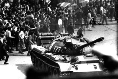 Ciudadanos checoslovacos se enfrentan a los tanques de la URSS, en Praga, el 24 de agosto de 1968. 