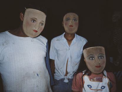 Dos hombres y una niña con máscaras pintadas en Monimbo, Nicaragua.