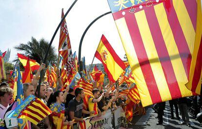 Una parte del público que ha seguido la Procesión ha exhibido banderas valencianistas y españolas.