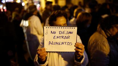 Una doctora muestra un cartel ante la Consejería de Sanidad de Madrid durante el encierro del comité de huelga.