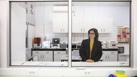 Elvira Fortunato en su laboratorio en Almada, Portugal.