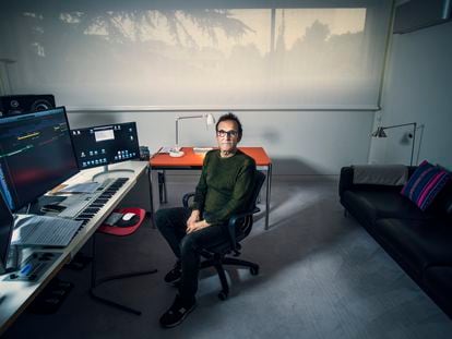 El compositor Alberto Iglesias, nominado al Oscar por la banda sonora de 'Madres paralelas', en su estudio el pasado martes.