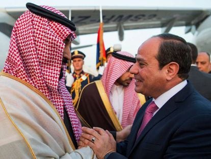 El príncipe heredero de Arabia Saudí, Mohammed bin Salmán, es recibido por el presidente egipcio, Abdel Fattah al-Sisi, este domingo en El Cairo.