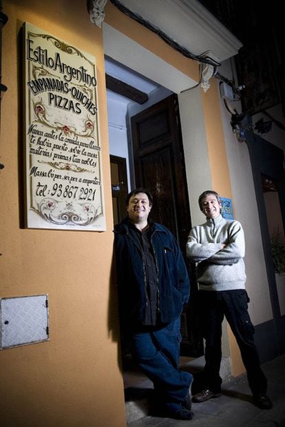 Hernán Casciari y Chiri (derecha), director y jefe de redacción de <i>Orsai,</i> en Sant Celoni.