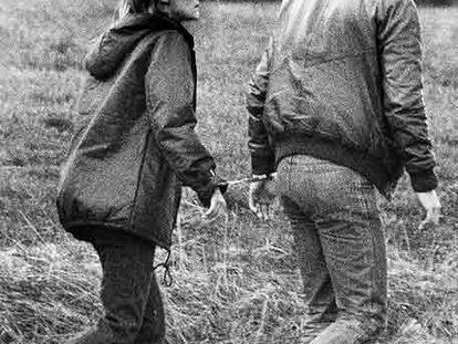 Brigitte Mohnhaupt camina esposada a un policía en una foto de 1983.