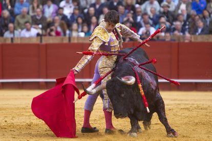 Antonio Nazaré durante la faena de su segundo toro al que cortó una oreja.