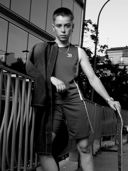 En la imagen.Rebe, con chaqueta vaquera de MM6 Maison Margiela, camiseta y pantalón de Decathlon