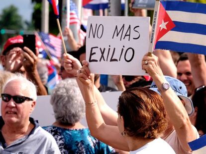 Cubanos celebran la muerte de Fidel en la puerta del Versailles, en Miami AFP