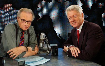 Larry King y Bill Clinton, en 2002. King abandonó la CNN en 2010, pero siguió en la brecha con un programa de entrevistas difundido en su web. Dos años después lanzó 'Larry King Now' en Ora TV, un canal de vídeos por suscripción.
