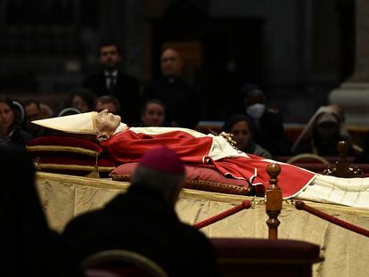 El cuerpo del papa emérito Benedicto XVI (Joseph Ratzinger), en la capilla ardiente de tres días de duración situada en la nave central de San Pedro del Vaticano.