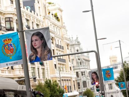 Banderolas con la imagen de la Princesa Leonor en la Gran Vía de Madrid con motivo de la jura de la Constitución.