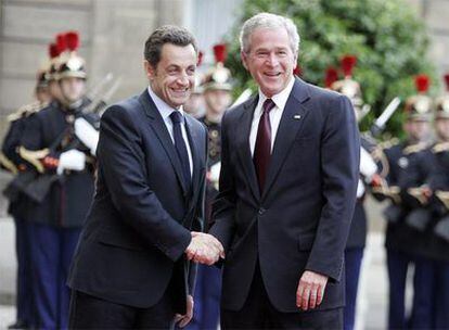 Sarkozy le da la bienvenida a Bush, a su llegada al Elíseo.