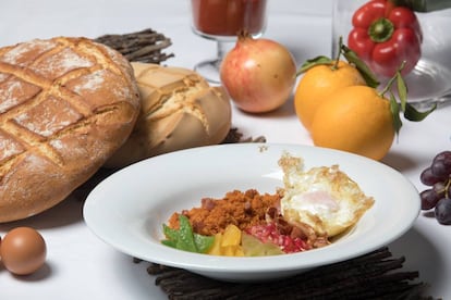 Plato de migas del pastor junto con los ingredientes de su receta del parador de Toledo.