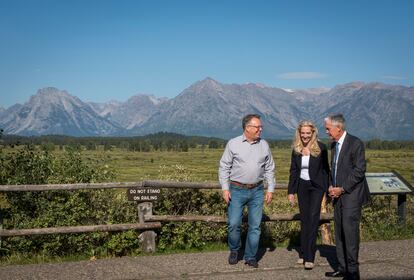 El presidente del Banco de la Reserva Federal de Nueva York, John Williams, con Lael Brainard y Jerome Powell, la vicepresidenta y el vicepresidente de la Reserva Federal durante el simposio anual del banco central en el Parque Nacional Grand Teton, este viernes.