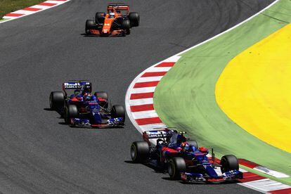 Carlos Sainz (derecha) seguido por Daniil Kvyat y Fernando Alonso.
