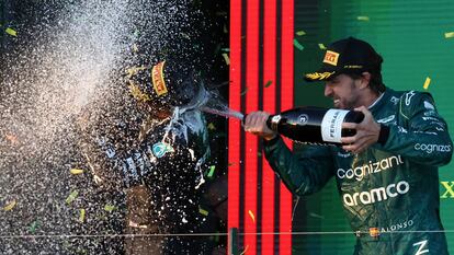 Fernando Alonso celebra el tercer puesto en el GP de Australia por detrás de Verstappen y Hamilton (con él en la imagen).