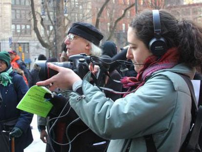 Una alumna del M&aacute;ster de Periodismo de la Universidad de Nueva York hace pr&aacute;cticas de videoperiodismo. 