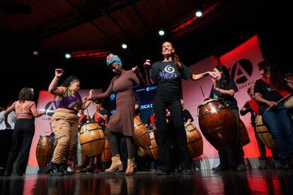 Integrantes de la comparsa transfeminista y antirracista uruguaya La Melaza bailan candombe durante el evento de conmemoración del Día Internacional de la Cultura Africana en Casa de América, Madrid.