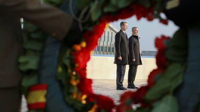 El rey Felipe VI de España junto al secretario general de la OTAN, Jens Stoltenberg, durante su visita oficial a la sede de la OTAN en Bruselas (Bélgica) este miércoles, 21 de noviembre de 2018.