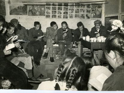 Sergio Cabrera (primero por la derecha sin gorra), en 1967, leyendo el libro rojo en una comuna popular china.
