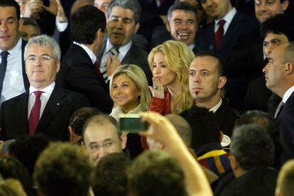 La cantante colombiana Shakira le manda un beso a su novio, el defensa Piqué, poco antes de empezar la final de la Copa del Rey.