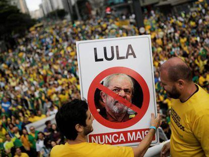 La marcha a favor de Bolsonaro este domingo en São Paulo. En vídeo, perfil del candidato ultraderechista.
